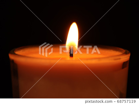 黑色背景的五彩繽紛的煙花 68757119