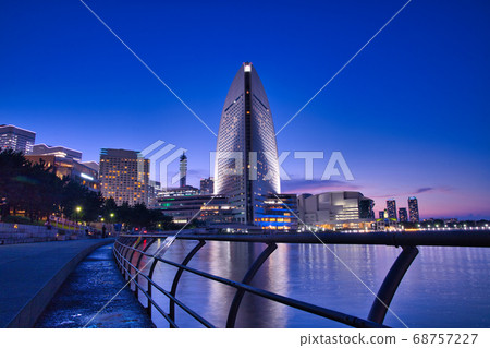 The night view from the sidewalk along the Minato Mirai Sea, which is perfect for a walk date The night view from the sidewalk along the Minato Mirai Sea, which is perfect for a walk date 68757227