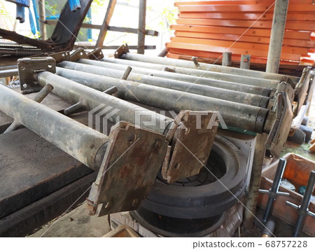 用於材料存儲中的建築工作的金屬管的圖像 用於材料存儲中的建築工作的金屬管的圖像 68757228