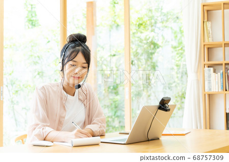 做遠距辦公的年輕女子 68757309