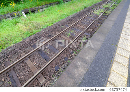 Kaegagawa Station platform and tracks 68757474