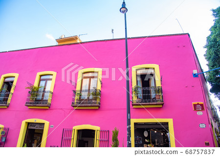 Colorful buildings in Puebla, Mexico 68757837
