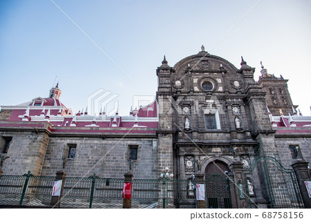 Cathedral next to Zocalo in Puebla, Mexico 68758156