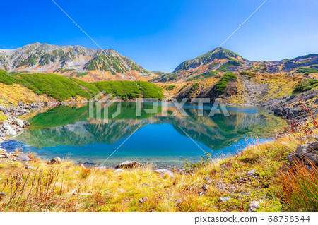 Mikurigaike in Murodo in autumn [Toyama Prefecture] 68758344