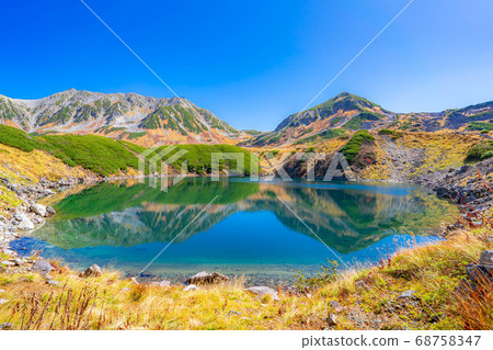 Mikurigaike in Murodo in autumn [Toyama Prefecture] 68758347