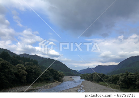 福島縣Inan River Tadami鎮的盛夏天空和清澈的溪流 福島縣Inan River Tadami鎮的盛夏天空和清澈的溪流 68758715