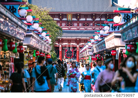 Tokyo cityscape in Japan A crowd of Sensoji Temple in Tokyo. People who took off their masks while their masks stand out = August 21 Tokyo cityscape in Japan A crowd of Sensoji Temple in Tokyo. People who took off their masks while their masks stand out = August 21 68759097