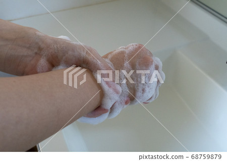 用肥皂洗手腕 用肥皂洗手腕 68759879