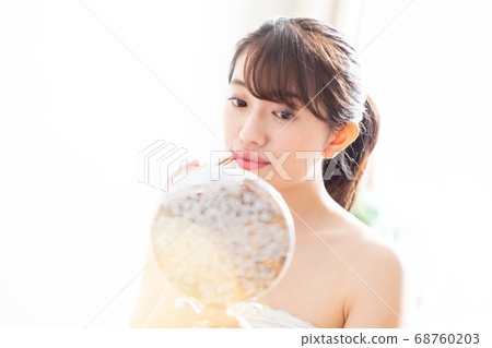 應用嘴唇的女人 68760203