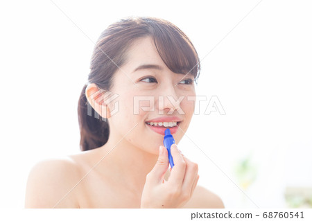 應用嘴唇的女人 68760541