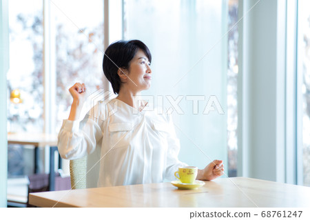 一個40多歲的女人 68761247