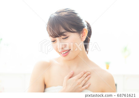 女人按摩胸腔 68761621