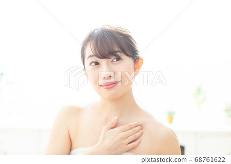 女人按摩胸腔 68761622