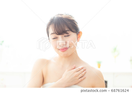 女人按摩胸腔 68761624