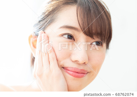 Woman applying eye cream 68762074