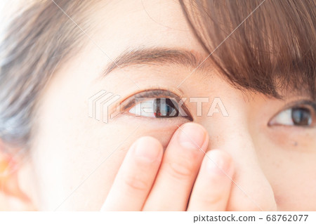 女人應用眼霜 68762077