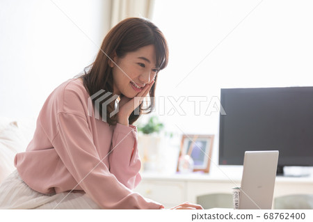 操作電腦的女人 68762400