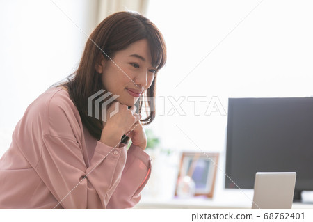 A woman operating a computer 68762401