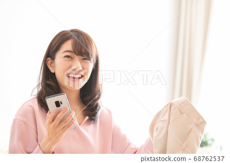 女性使用跳蚤應用程序 68762537