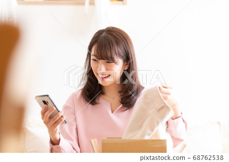 女性使用跳蚤應用程序 68762538
