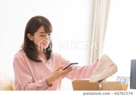 女性使用跳蚤應用程序 68762574