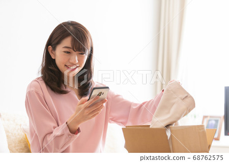 女性使用跳蚤應用程序 68762575