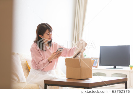 女性使用跳蚤應用程序 68762576