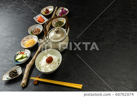Ochazuke設置浸泡在熱綠茶中的一碗米飯 Ochazuke設置浸泡在熱綠茶中的一碗米飯 68762874