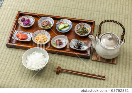 Ochazuke設置浸泡在熱綠茶中的一碗米飯 68762881