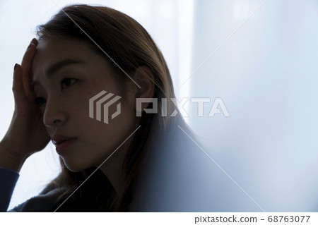 A woman with poor health 68763077