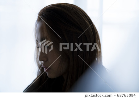 A woman with poor health 68763094