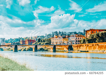 Beautiful panoramic view of the Arno River and the 68764205