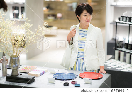 40多歲的女性喜歡購物 40多歲的女性喜歡購物 68764941