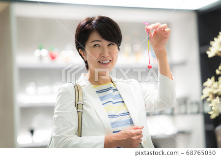 Women in their 40s enjoying shopping 68765030