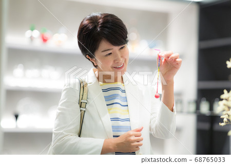 Women in their 40s enjoying shopping 68765033