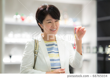 Women in their 40s enjoying shopping 68765034