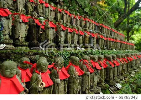 Stone statue 68765048