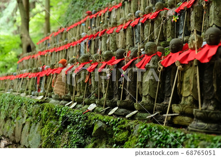 Stone statue 68765051