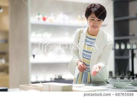 40多歲的女性喜歡購物 40多歲的女性喜歡購物 68765086