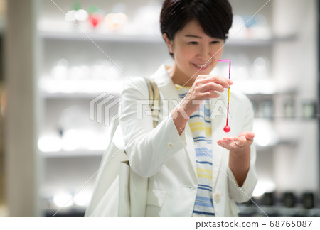 Women in their 40s enjoying shopping 68765087