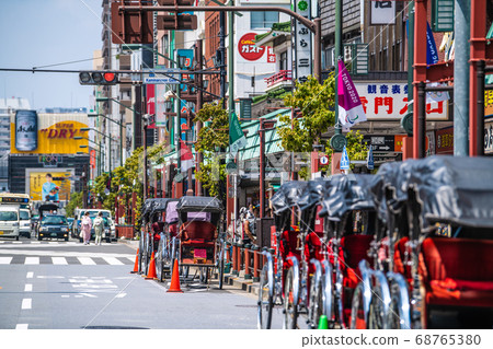 Tokyo cityscape in Japan Asakusa, Tokyo. Unmanned rickshaws lined up on Kaminarimon Street = August 22 Tokyo cityscape in Japan Asakusa, Tokyo. Unmanned rickshaws lined up on Kaminarimon Street = August 22 68765380