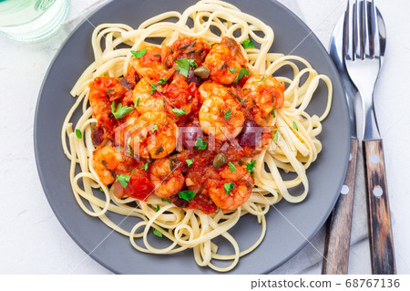 Shrimp linguine Puttanesca pasta with shrimps Shrimp linguine Puttanesca pasta with shrimps 68767136