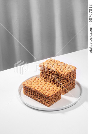 Crispbread on a white plate, isometric creative 68767818