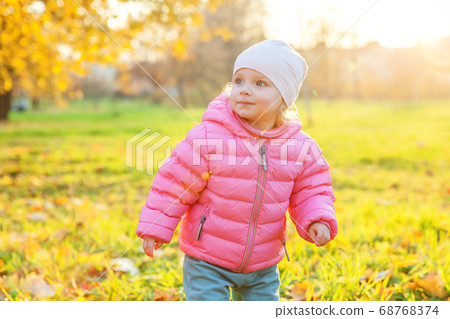 Happy young girl smiling in beautiful autumn park 68768374
