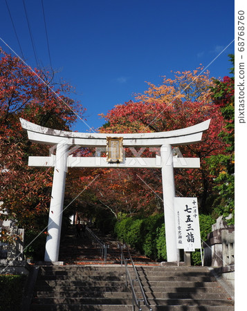 Autumn leaves of Souchu Shrine in Higashiyama, Kyoto 68768760