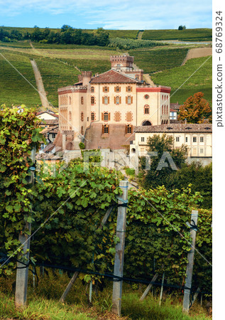 Panorama of Barolo (piedmont,Italy) Panorama of Barolo (piedmont,Italy) 68769324