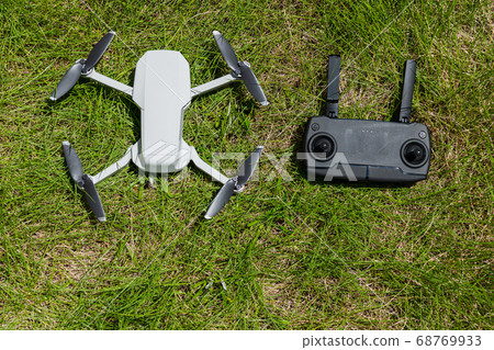 無人機和控制器放在草坪上 無人機和控制器放在草坪上 68769933