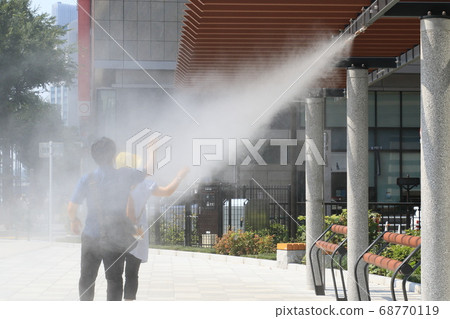 People who are exposed to dry mist, heat stroke prevention, heat stroke countermeasures People who are exposed to dry mist, heat stroke prevention, heat stroke countermeasures 68770119