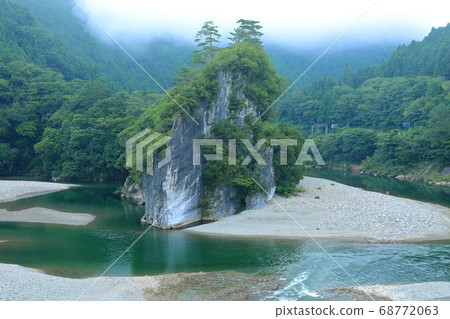 [Ehime Prefecture] Misakitake wrapped in fog 68772063