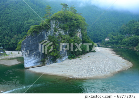 [Ehime Prefecture] Misakitake wrapped in fog 68772072